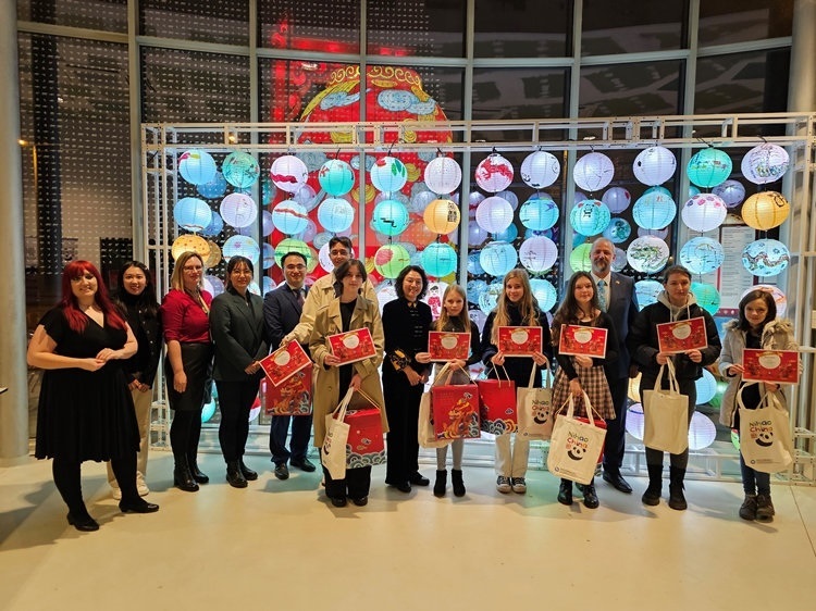 獲獎(jiǎng)學(xué)生合影。翟朝暉攝