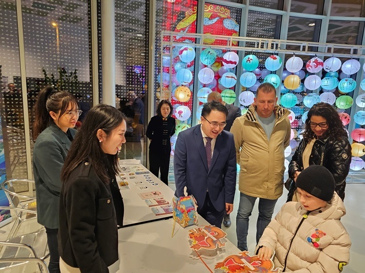 匈牙利小朋友猜燈謎。翟朝暉攝