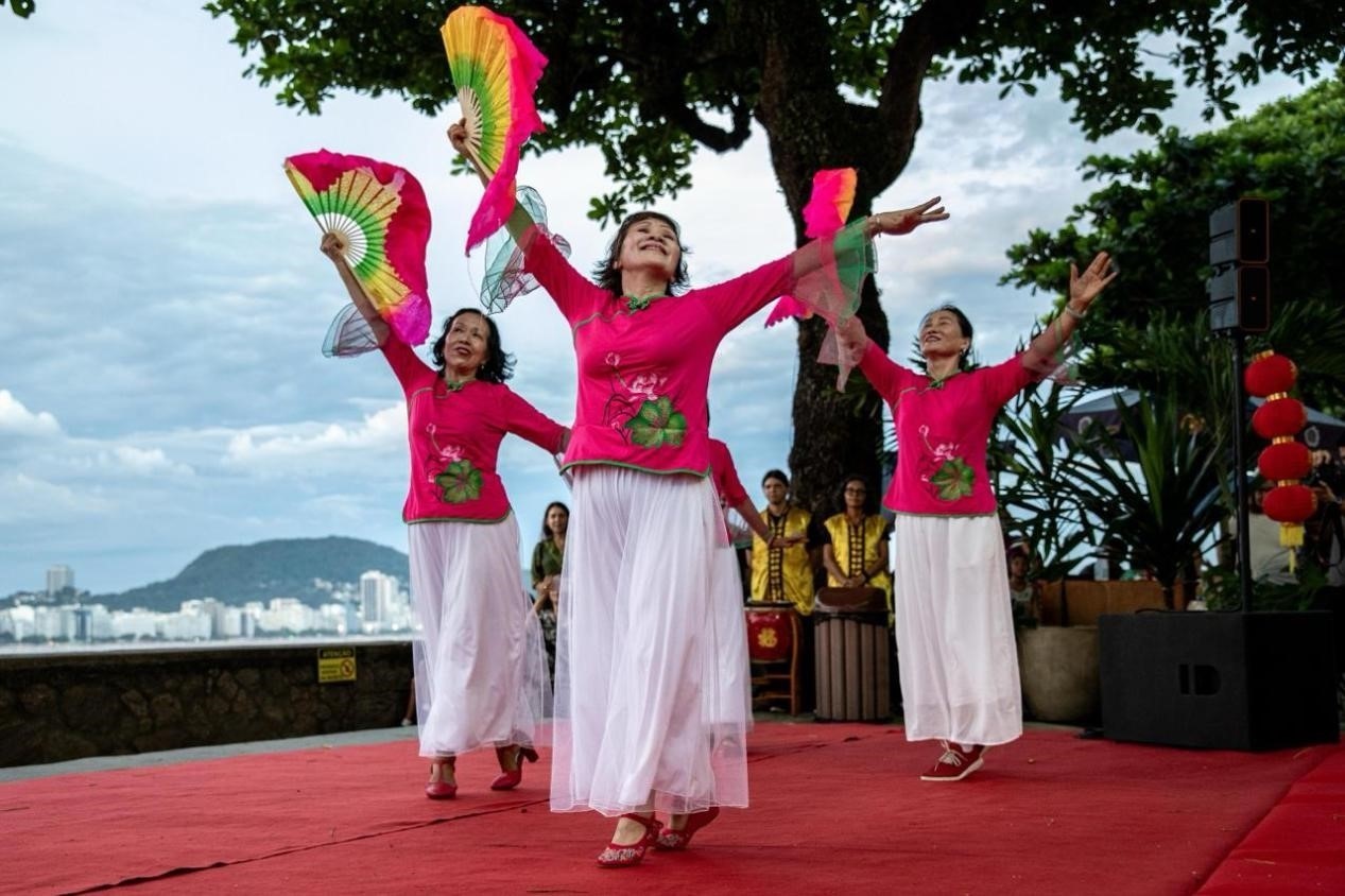 當?shù)貢r間2月24日晚，2024年元宵節(jié)慶?；顒釉诎臀骼锛s熱內(nèi)盧市科帕卡巴納要塞舉辦。巴西山河文化促進中心供圖