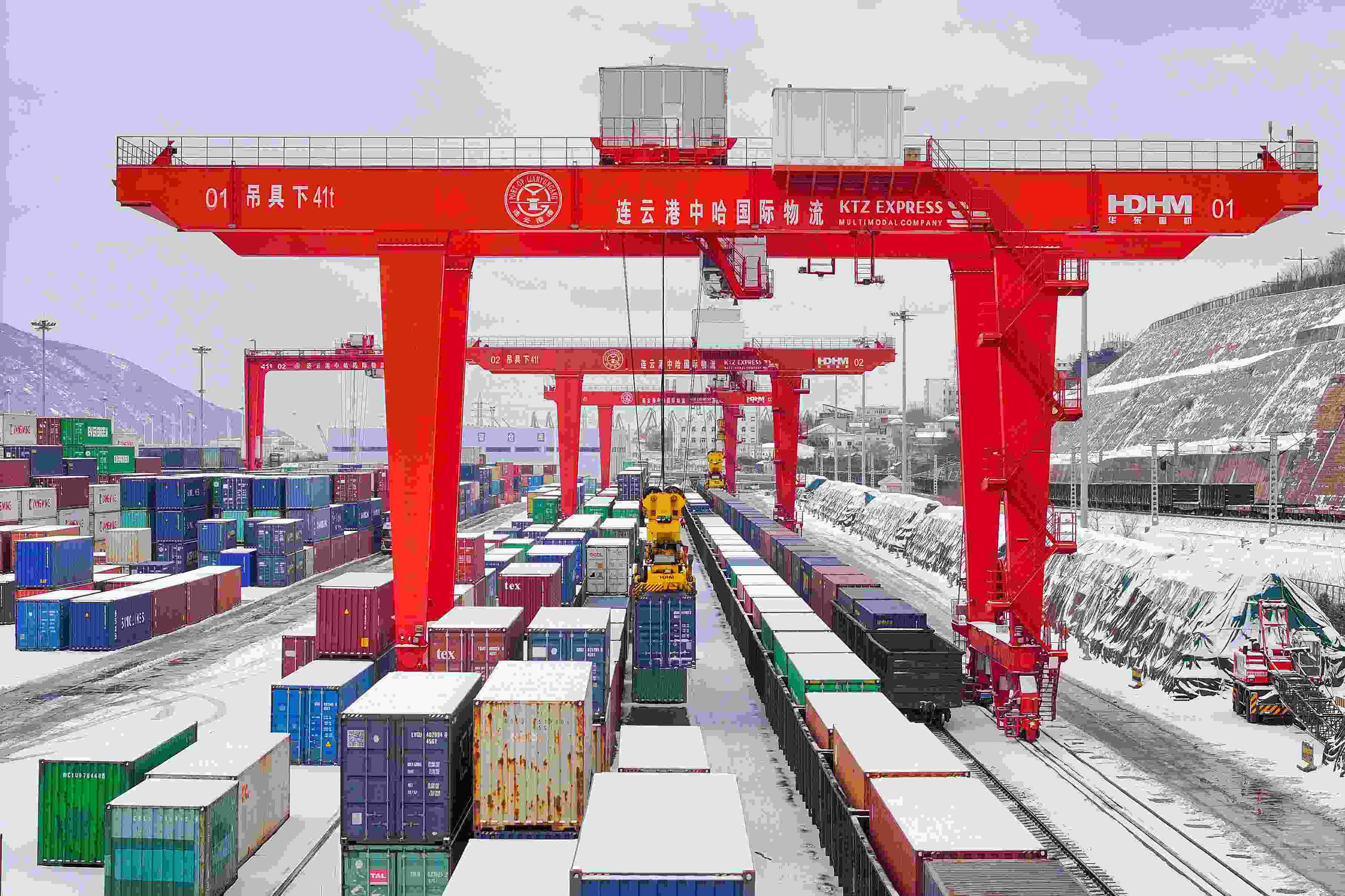 2024年2月22日，江蘇省連云港市中哈連云港物流合作基地，大型機械正在吊裝集裝箱。