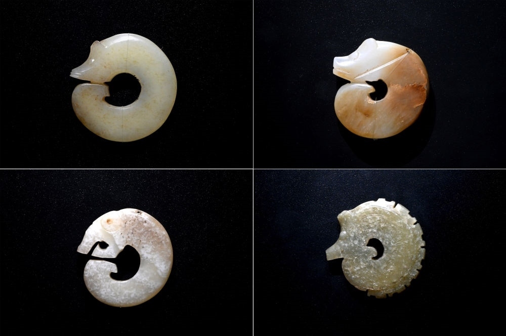 這是在殷墟博物館新館內展出的龍形玉玦（拼版照片，1月9日攝）