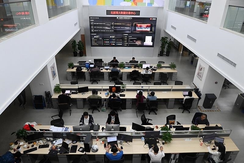 2023年12月12日，中國(guó)－東盟信息港股份有限公司員工在工作中。