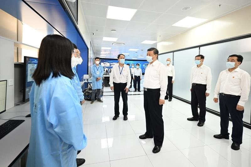 2023年7月6日，習(xí)近平總書(shū)記在江蘇南京市考察紫金山實(shí)驗(yàn)室時(shí)，同科研人員親切交流。