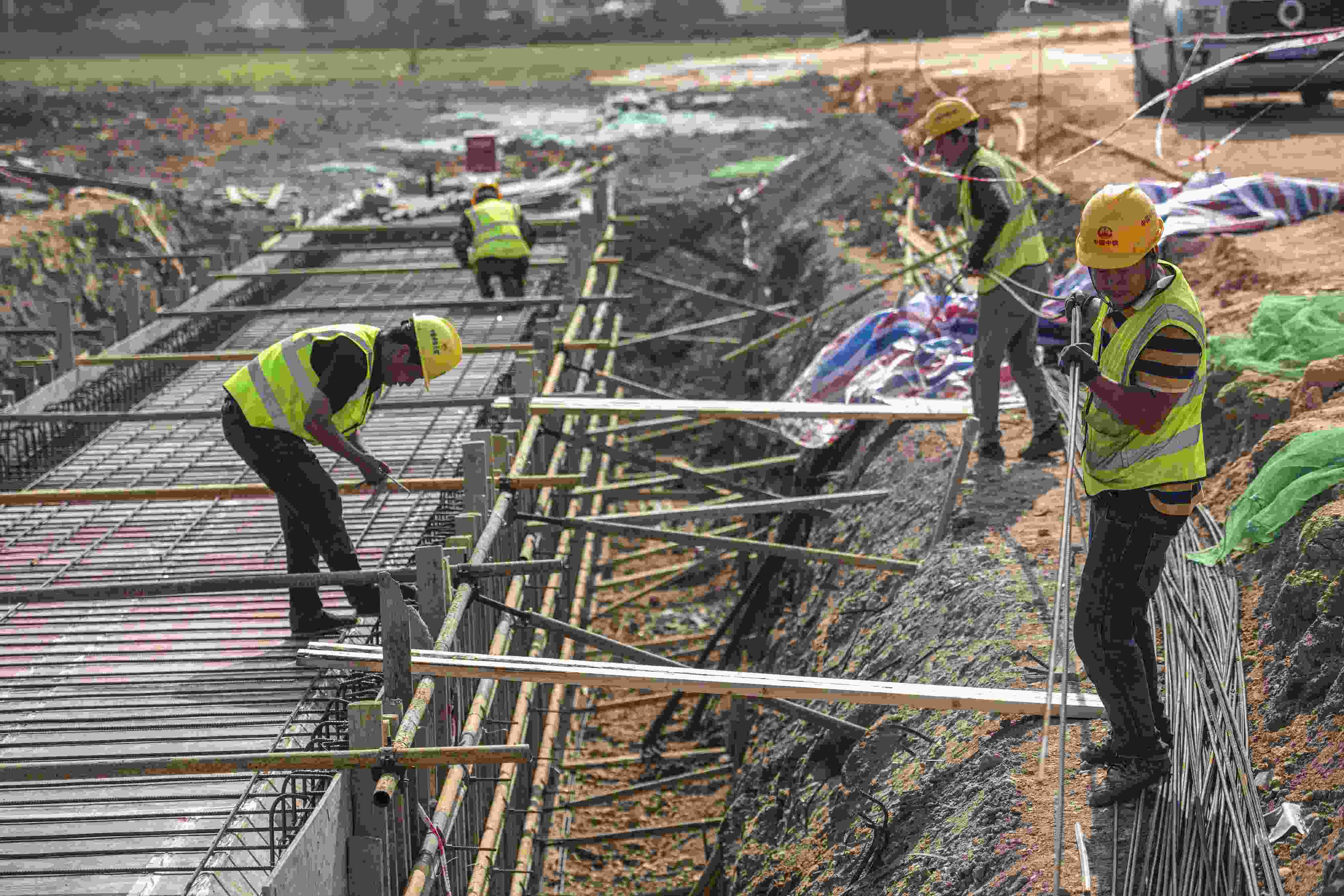 △ 2024年2月20日，海南省瓊海市，工程機(jī)械在博鰲樂城國際醫(yī)療旅游先行區(qū)康健路上加緊施工。