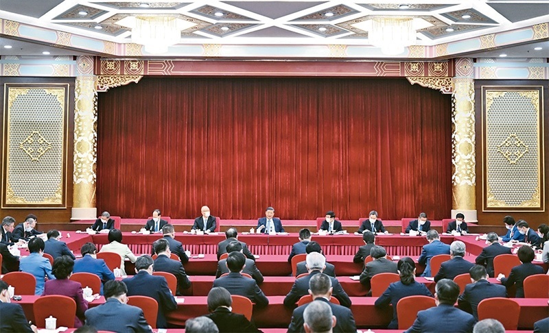 2023年3月6日，中共中央總書記、國(guó)家主席、中央軍委主席習(xí)近平看望參加全國(guó)政協(xié)十四屆一次會(huì)議的民建、工商聯(lián)界委員，并參加聯(lián)組會(huì)，聽取意見和建議。中共中央政治局常委、全國(guó)政協(xié)十四屆一次會(huì)議主席團(tuán)會(huì)議主持人王滬寧，中共中央政治局常委蔡奇、丁薛祥參加看望和討論。 新華社記者 謝環(huán)馳/攝