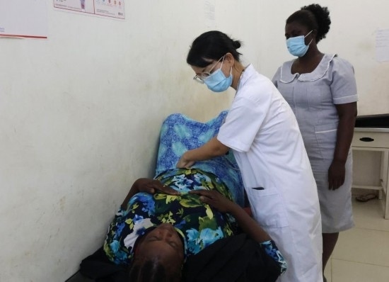 2023年2月27日，在塞拉利昂首都弗里敦，一名中國醫(yī)療隊的醫(yī)生正在為患者檢查身體。