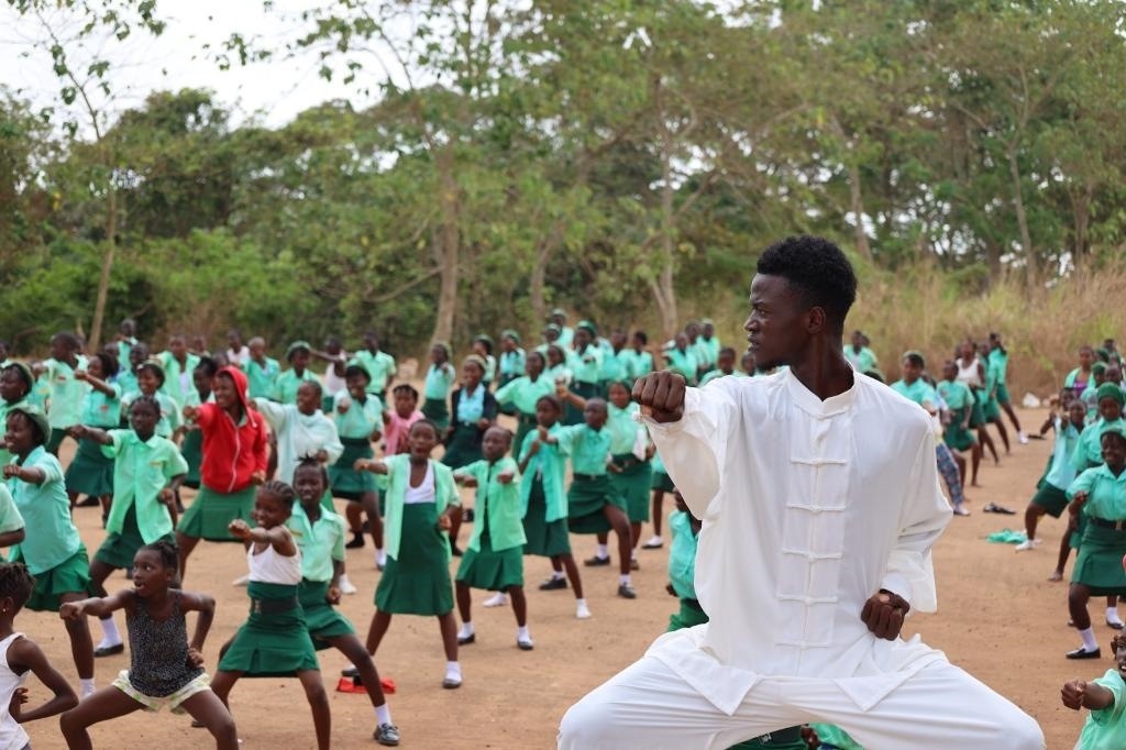 2月20日，在塞拉利昂首都弗里敦，當(dāng)?shù)貙W(xué)生在上武術(shù)課。