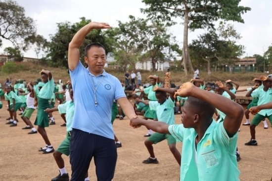 2月20日，在塞拉利昂首都弗里敦，來自塞拉利昂大學(xué)孔子學(xué)院的武術(shù)教師劉偉在為當(dāng)?shù)貙W(xué)生上武術(shù)課。
