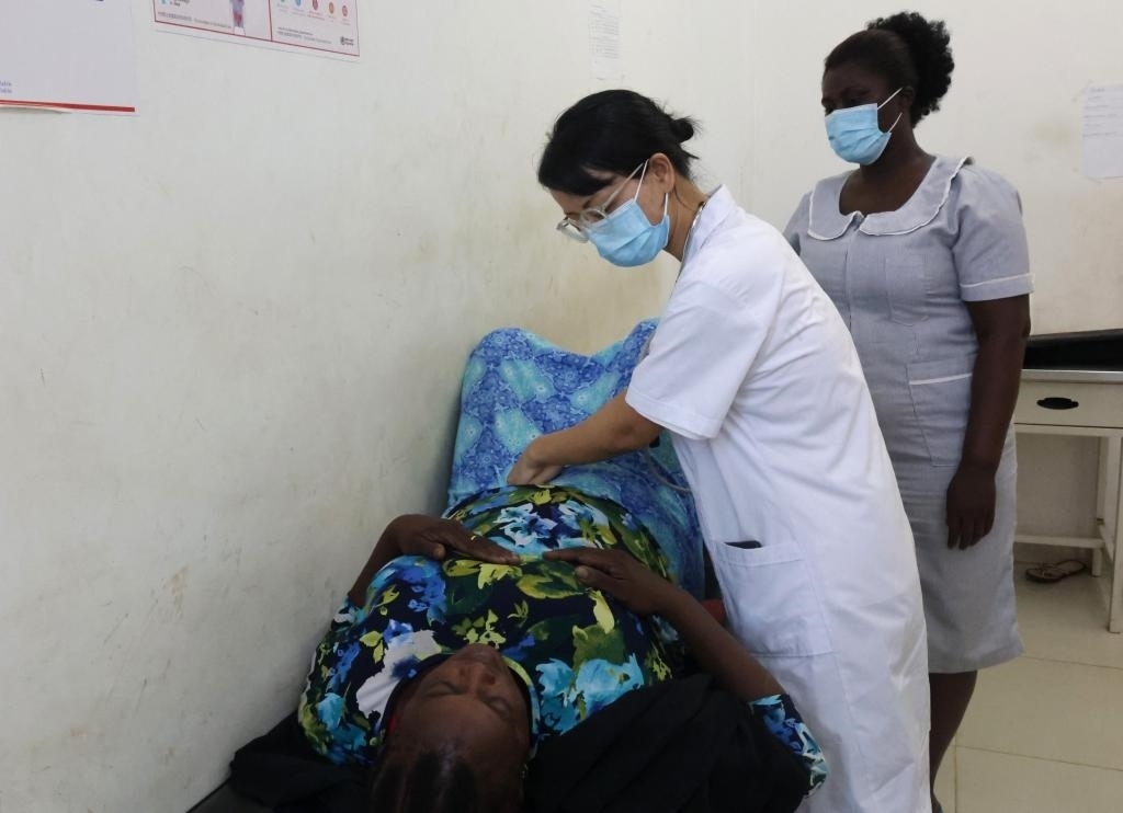 2023年2月27日，在塞拉利昂首都弗里敦，一名中國醫(yī)療隊(duì)的醫(yī)生正在為患者檢查身體。