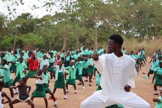 2月20日，在塞拉利昂首都弗里敦，當(dāng)?shù)貙W(xué)生在上武術(shù)課。
