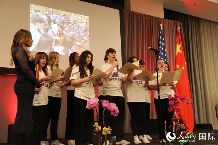 馬斯卡廷中學(xué)的學(xué)生們還深情演唱了表現(xiàn)中美兩國(guó)人民友誼的歌曲《情緣留住永恒的記憶》。 人民網(wǎng)記者 李志偉攝