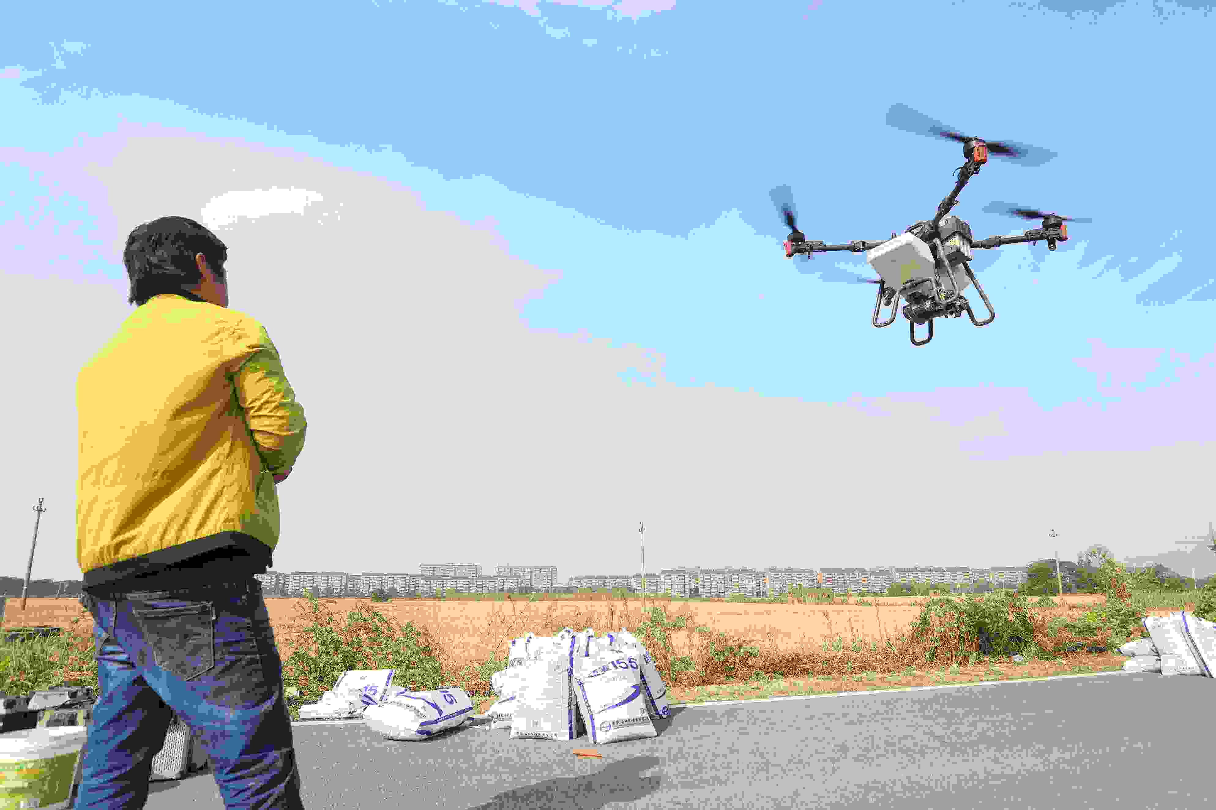 2023年11月15日，浙江嘉興，南湖區(qū)七星街道一處農(nóng)田里，農(nóng)民操縱無人機(jī)進(jìn)行冬小麥飛播。