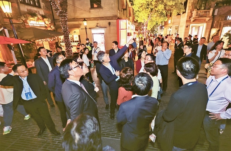 2023年4月18日，全國(guó)無(wú)黨派人士考察團(tuán)來(lái)到位于上海市黃浦區(qū)的上海新天地開放式街區(qū)考察夜經(jīng)濟(jì)。 新華社記者 王翔/攝