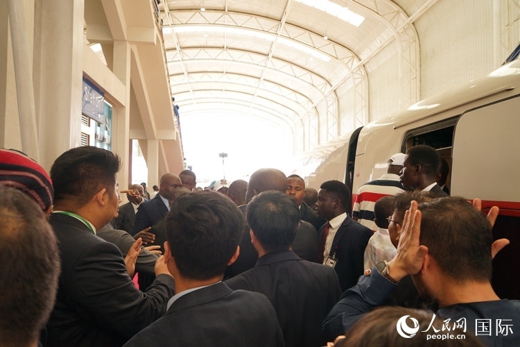 人們爭相前往紅線試乘。人民網(wǎng)記者 姜宣攝