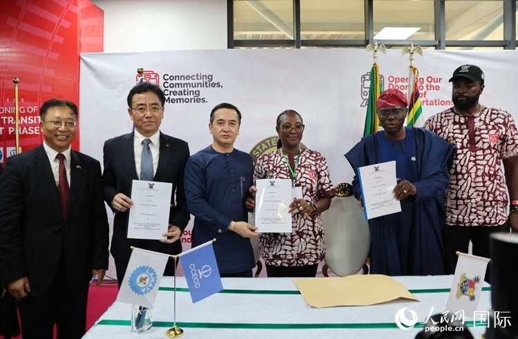 中國土木尼日利亞公司執(zhí)行董事張志臣（左三）與桑沃-奧盧（右二）分別代表雙方簽署了項目二期合同。閆玉娟攝