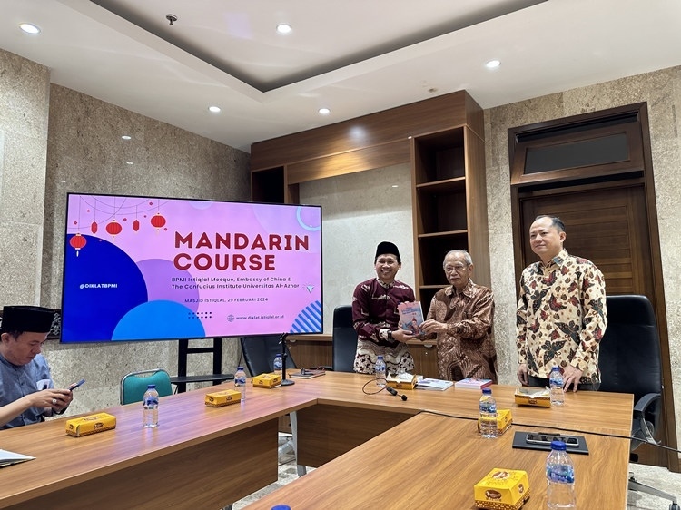 阿拉扎大學(xué)孔子學(xué)院向獨(dú)立清真寺贈(zèng)書。阿拉扎大學(xué)孔子學(xué)院供圖