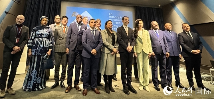 第28屆法語活動(dòng)月新聞發(fā)布會(huì)出席嘉賓合影留念。人民網(wǎng) 謝瑩攝