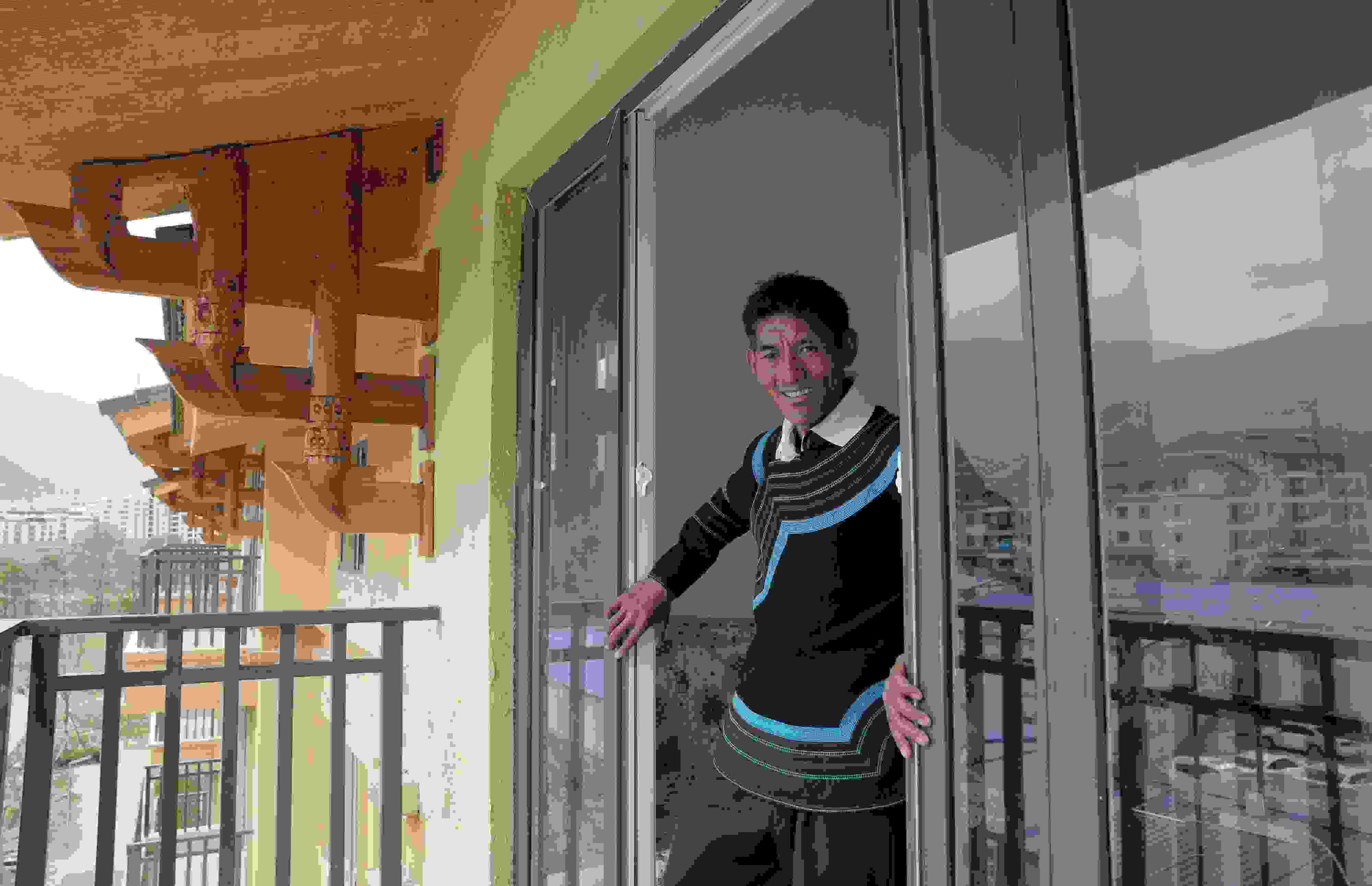 2020年5月14日，四川涼山彝族自治州昭覺(jué)縣，“懸崖村”村民某色伍哈入住新房。