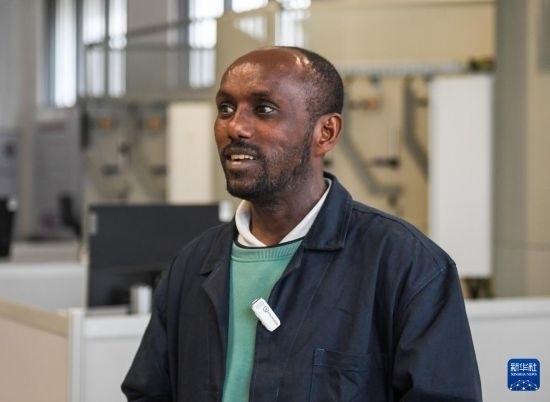 2月15日，在亞的斯亞貝巴的埃塞俄比亞聯(lián)邦職業(yè)技術(shù)培訓(xùn)學(xué)院，魯班工坊當(dāng)?shù)亟處熂s納斯·阿凱萊（中文名艾友涵）接受新華社采訪。