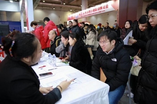 求職者與用人單位溝通交流。新華社記者 張博群 攝