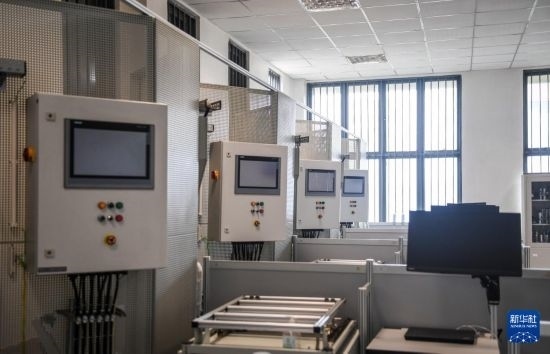 這是2月15日在亞的斯亞貝巴的埃塞俄比亞聯(lián)邦職業(yè)技術(shù)培訓(xùn)學(xué)院魯班工坊內(nèi)拍攝的機(jī)電一體化設(shè)備。