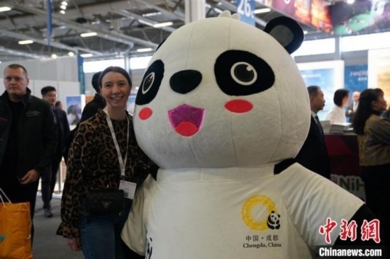 3月5日，2024年柏林國際旅游交易會(ITB)在柏林會展中心拉開帷幕。以“你好！中國”為主題的中國展區(qū)當(dāng)日亮相展會。圖為觀眾與大熊貓人偶合影。中新社記者 馬秀秀 攝