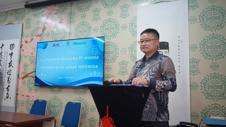 海信印尼公司總經(jīng)理李現(xiàn)委致辭。阿拉扎大學(xué)孔子學(xué)院供圖