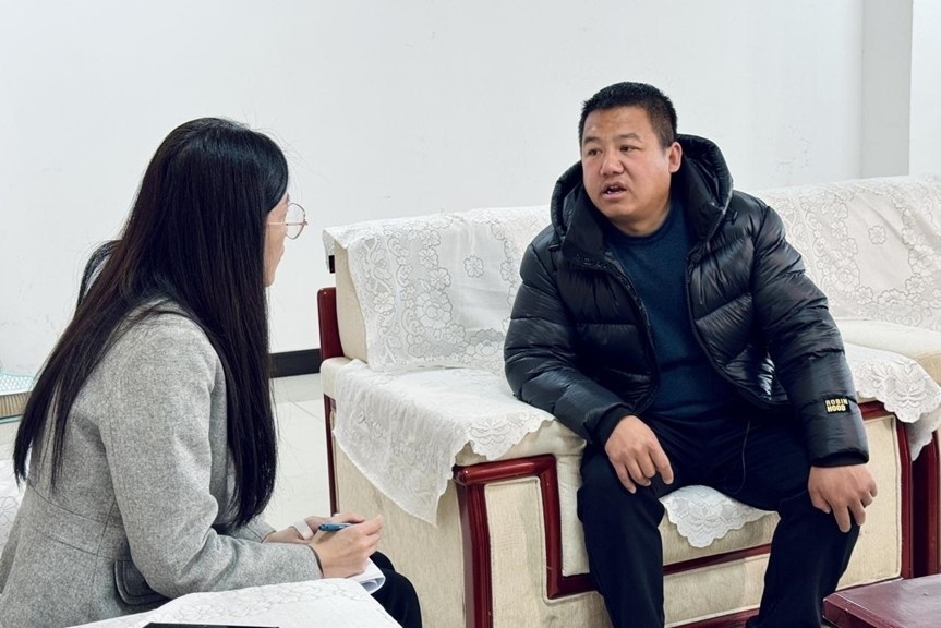 人民網(wǎng)記者采訪“在水一方”小區(qū)住戶。人民網(wǎng) 高清揚攝