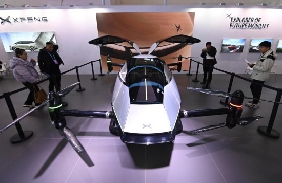 2023年12月1日，在鏈博會智能汽車鏈展區(qū)小鵬汽車展臺，參觀者觀看一臺智能飛行器。新華社記者蔡湘鑫攝