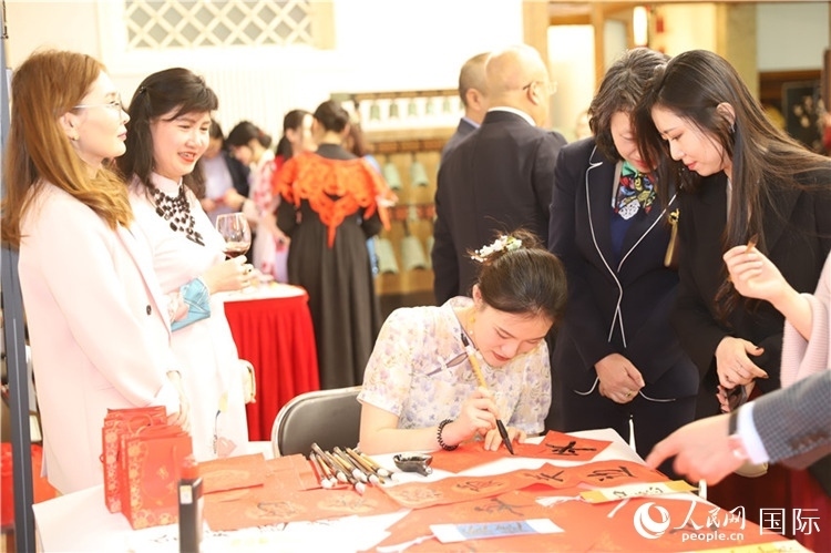 現(xiàn)場書法體驗。人民網記者 霍文攝