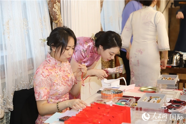 孔院教師展示剪紙。人民網記者 霍文攝