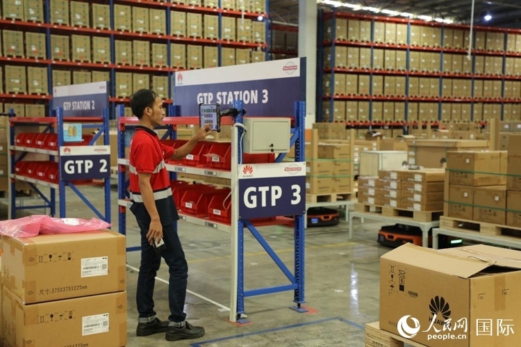 華為5G智能倉(cāng)庫(kù)里，工作人員正在利用智能系統(tǒng)辦公。人民網(wǎng)記者 曹師韻攝