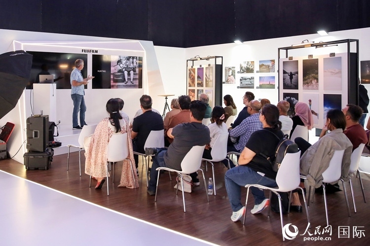 觀眾在參加攝影講座。人民網(wǎng)塔里克·易卜拉欣攝
