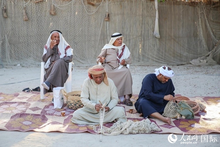 漁民演示制作漁網(wǎng)。人民網(wǎng) 塔里克·易卜拉欣攝