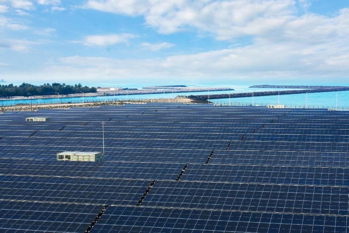 項目廣泛采用光伏補償發(fā)電系統(tǒng)，降低能源消耗。山東電建三公司供圖