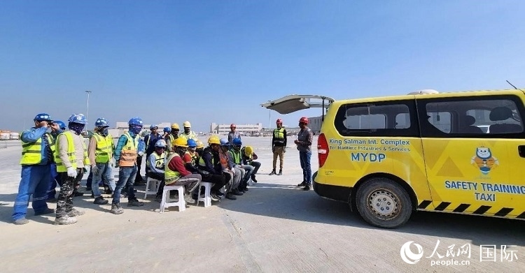 安全宣講出租車在現(xiàn)場播放安全視頻。人民網(wǎng)記者 管克江攝