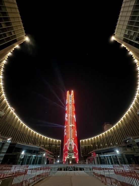  2024年2月9日，埃及開(kāi)羅以東建設(shè)中的埃及新行政首都中央商務(wù)區(qū)項(xiàng)目上演燈光秀，迎接龍年春節(jié)。新華社發(fā)（黎炳宏攝）