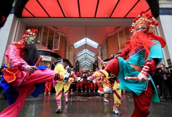  2024年2月10日，來(lái)自廣東普寧的英歌舞團(tuán)演員在英國(guó)倫敦伯靈頓拱廊街表演英歌舞。新華社記者 李穎 攝