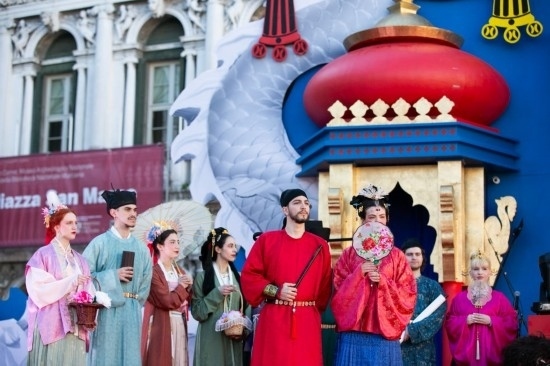  2024年2月13日，在意大利威尼斯，志愿者身著漢服進(jìn)行表演。新華社記者 李京 攝