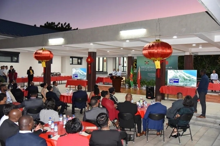 當(dāng)?shù)貢r間3月13日，慶祝中國與多米尼克建交20周年招待會在中國駐多大使館舉行。中國駐多米尼克大使館供圖