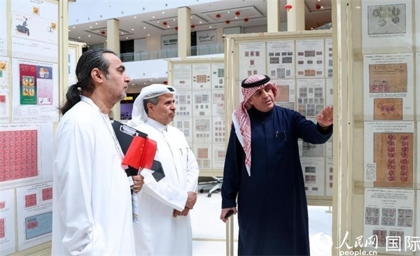 觀眾在欣賞集郵展作品。人民網(wǎng)記者 任皓宇攝