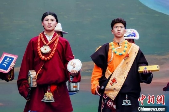 圖為身著民族服飾的演員們展示果洛特產(chǎn)。 果洛州文體旅游廣電局 供圖