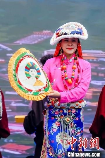 圖為身著民族服飾的演員們展示果洛特色產(chǎn)品。 果洛州文體旅游廣電局 供圖