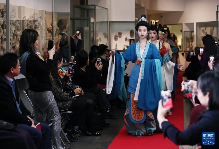 3月13日，在位于法國(guó)巴黎的吉美國(guó)立亞洲藝術(shù)博物館，模特展示敦煌復(fù)原服飾。新華社記者 高靜 攝