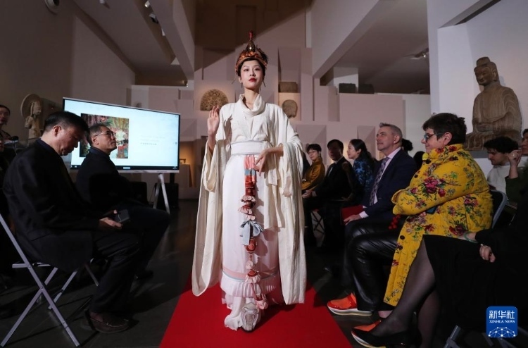 3月13日，在位于法國(guó)巴黎的吉美國(guó)立亞洲藝術(shù)博物館，模特展示敦煌復(fù)原服飾。新華社記者 高靜 攝