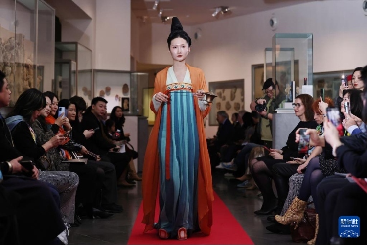 3月13日，在位于法國(guó)巴黎的吉美國(guó)立亞洲藝術(shù)博物館，模特展示敦煌復(fù)原服飾。新華社記者 高靜 攝