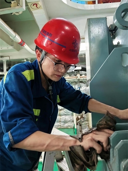 “天鯤號(hào)”工作人員正在對(duì)設(shè)備進(jìn)行清潔維護(hù)?！疤祧H號(hào)”供圖