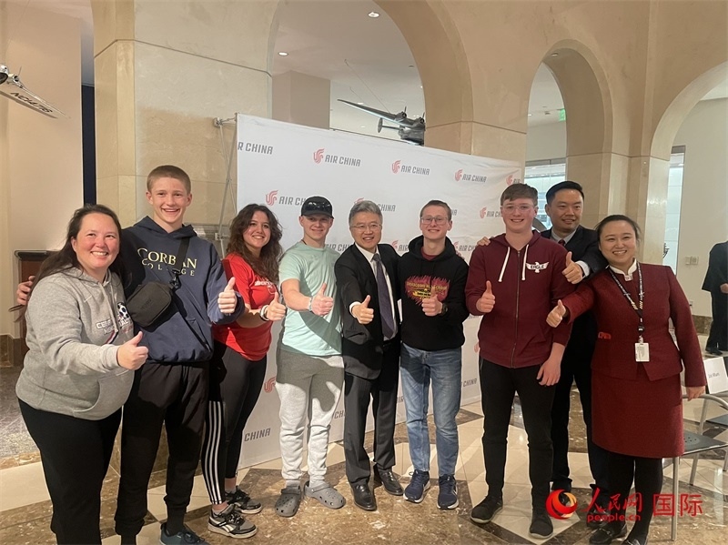 師生們出發(fā)前與國(guó)航工作人員合影留念。人民網(wǎng)記者 鄧圩攝