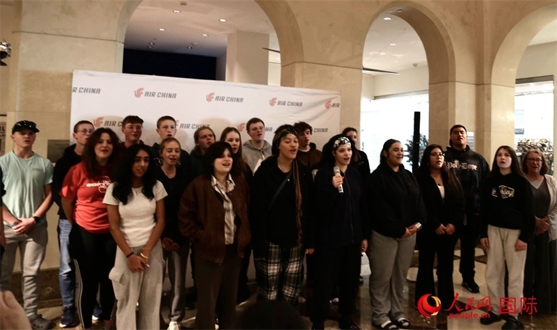 全體美國(guó)高中生合唱《希望的田野》。人民網(wǎng)記者 鄧圩攝