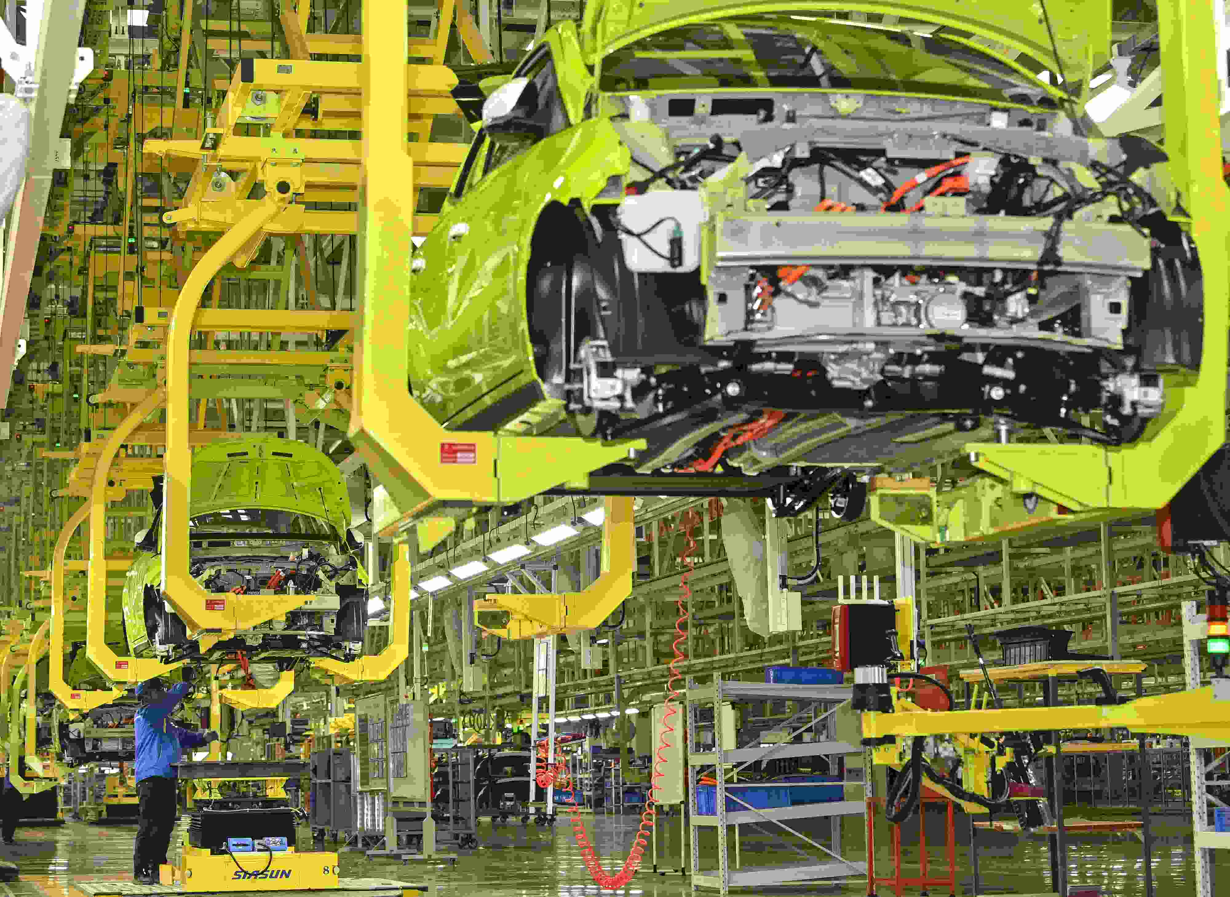 △ 2024年2月27日，一家新能源汽車公司的總裝車間生產(chǎn)線上，工人正在加緊生產(chǎn)趕訂單。